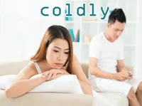 Ý nghĩa của từ vựng <b>coldly</b>