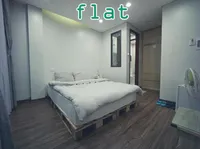 Định nghĩa của từ <b>flat</b>