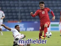 Định nghĩa của từ <b>midfielder</b>