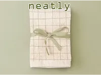 Ý nghĩa của từ vựng <b>neatly</b>