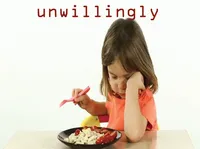 Định nghĩa của từ <b>unwillingly</b>